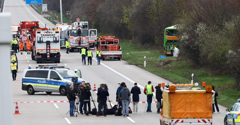 Almanya'da otoyolda otobüs devrildi