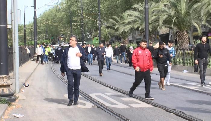 İstanbul'da tramvay bozuldu, yolcular raylarda yürüdü