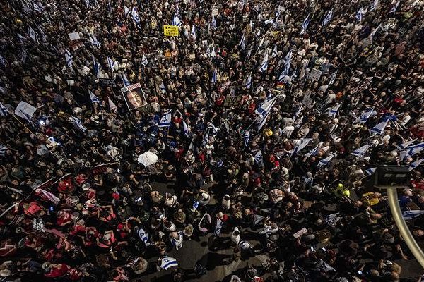 İsrailliler Netanyahu'nun istifasını istemek için yeniden sokaklara çıktı!  Polis göstericilere sert müdahale etti