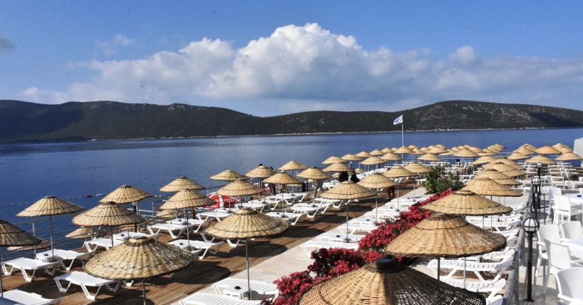 Halk plajlarında emeklilere şezlong ve şemsiyeler ücretsiz sunulacak.