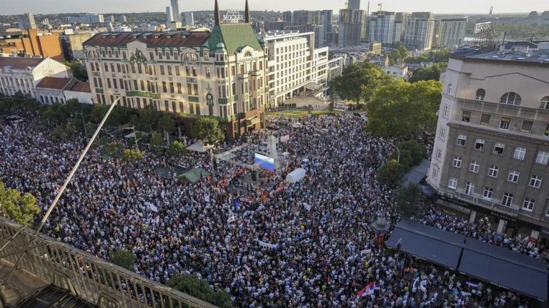 AB, Sırbistan'daki huzursuzluğa rağmen lityum anlaşmasına “tamamen bağlı”