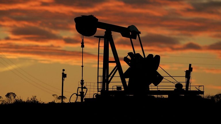 Petrol Orta Doğu'daki gerginliklerle yükseldi