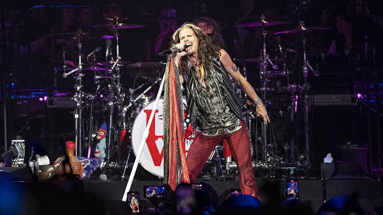 Aerosmith, solist Steven Tyler'ın sesinde kalıcı hasar oluşması nedeniyle veda turunu iptal etti