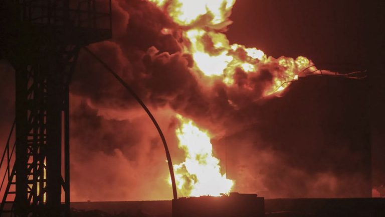 Bir Fransız gemisi, Kızıldeniz'de saldırıya uğrayan petrol tankerinden 29 denizciyi kurtardı