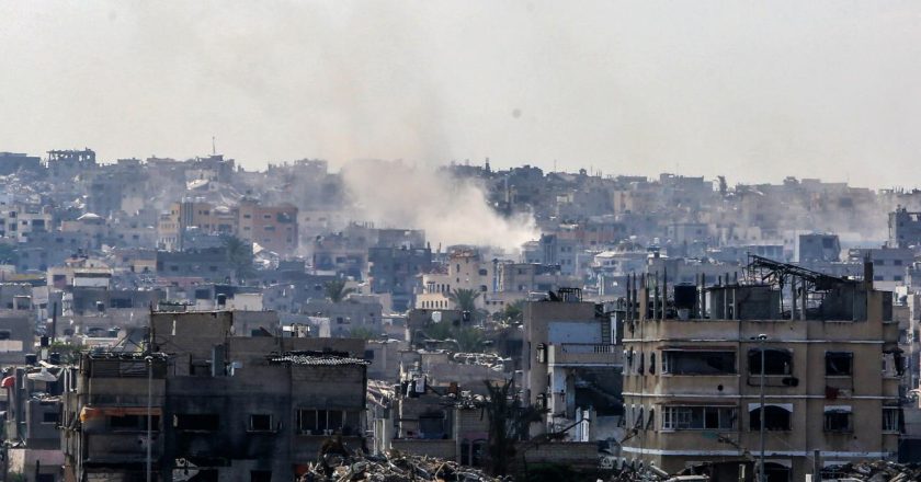 İsrail'in Gazze'nin merkezine düzenlediği hava saldırısında 5 Filistinli öldürüldü