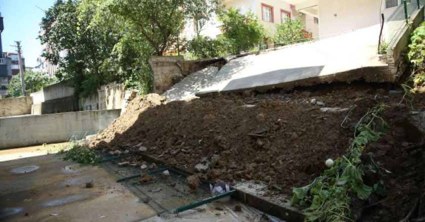 İstinat duvarının çökmesi nedeniyle boşaltılan sokakta çalışmalar başladı.