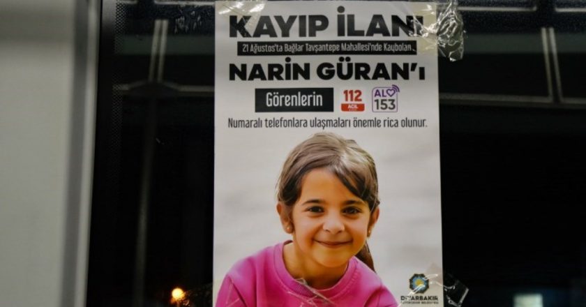 Diyarbakır'da kayıp olarak aranan 8 yaşındaki Narin'in posterleri toplu taşıma araçlarına asıldı – Son Dakika Türkiye Haberleri
