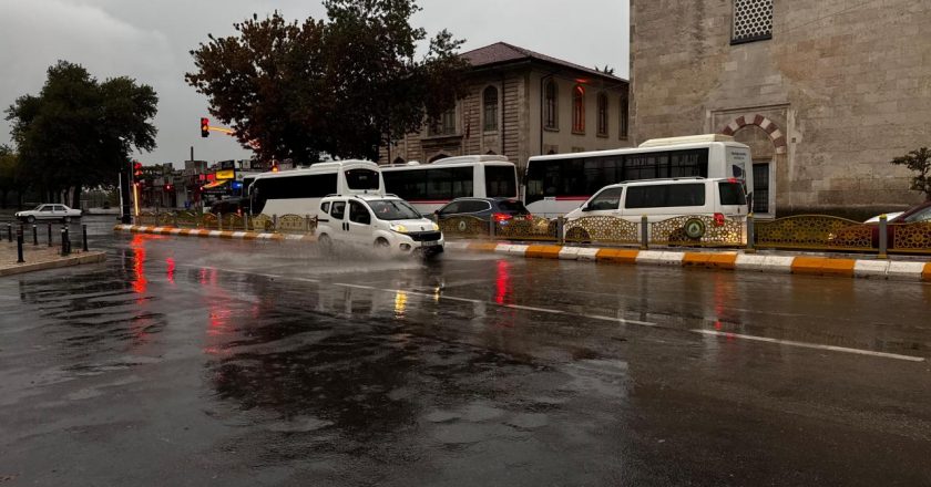 Edirne'de şiddetli yağış hayatı olumsuz etkiledi