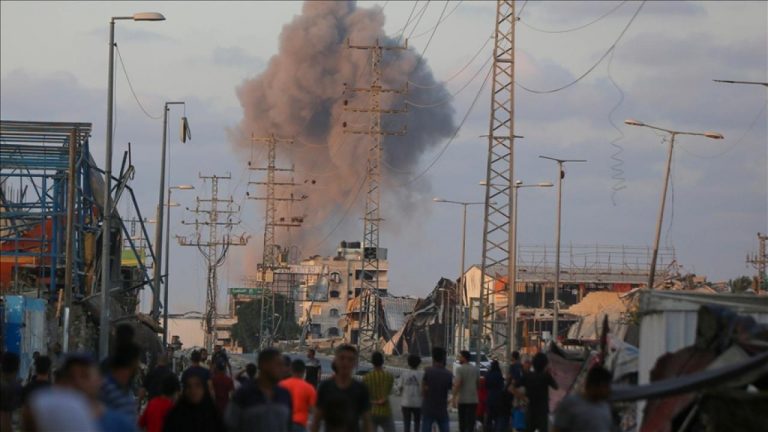 İsrail’in Gazze’de sivillerin evlerine düzenlediği soykırım bombardımanında 2’si çocuk 7 kişi hayatını kaybetti.