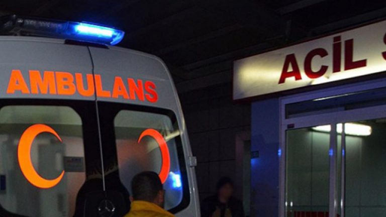 Afyonkarahisar’da otomobil istinat duvarına çarptı: 5 yaralı