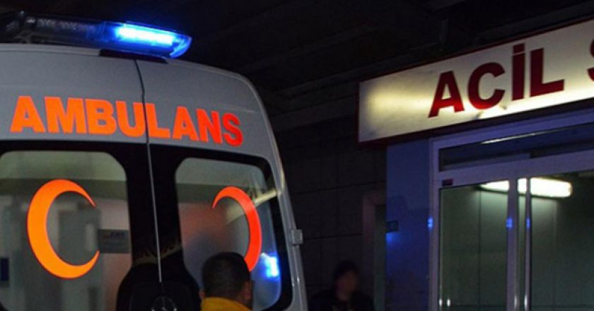 Afyonkarahisar’da otomobil istinat duvarına çarptı: 5 yaralı