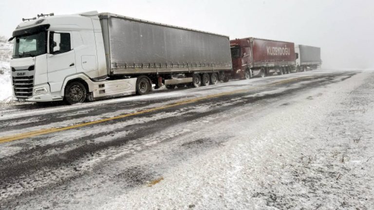 Ardahan-Şavşat karayolu buzlanma nedeniyle ağır araçlara kapatıldı.