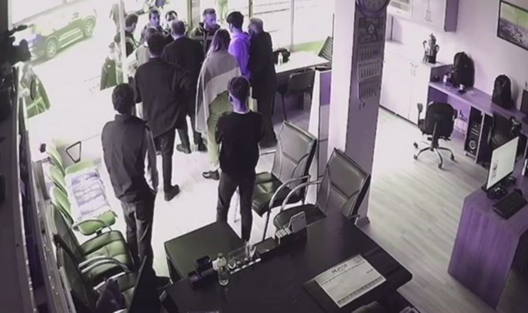 Kayyum eylemlerini haber yapan gazetenin genel merkezine polis baskını: Gazeteci tutuklandı – Son Dakika Siyaset Haberleri