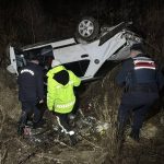 Kütahya’da hendeğe devrilen otomobilde 2 kişi ağır yaralandı.