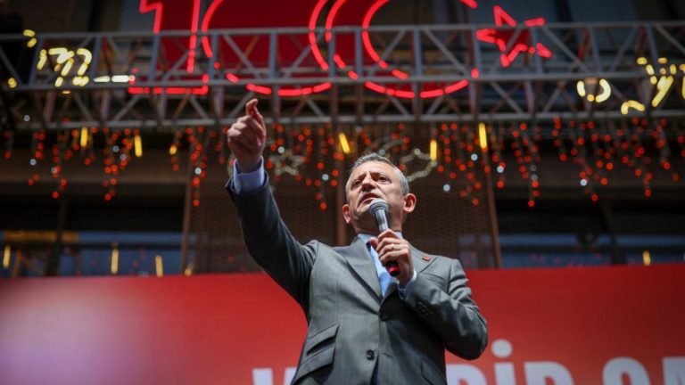 CHP lideri Özel, yarın DEM partisi heyetiyle görüşecek