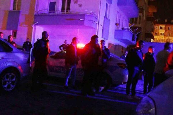 Polisi arayıp, “Bizi dövüyorlar” diye polisleri şikayet etti