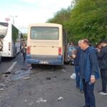 Minibüs, kırmızı ışıkta bekleyen araçlara çarptı: 14 yaralı