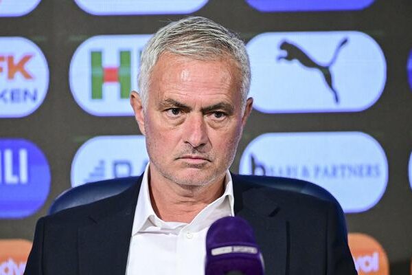 Mourinho’ya “Kalacak mısınız?” diye soruldu… Basın toplantısına damga vurdu