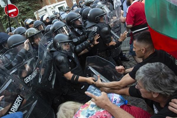 Bulgaristan’ın avroya geçişi protesto edildi, göstericilerle polis birbirine girdi