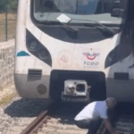Raylara düşen kediyi kurtarmak için treni durdurdu, raylara indi