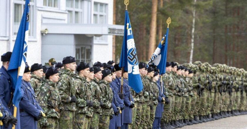 Finlandiya ordusunun bayraklarındaki gamalı haç kaldırılıyor: ‘Tuhaflık yaşanıyor’