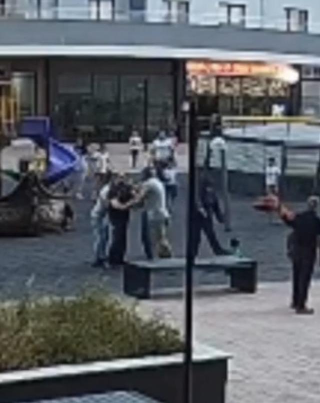 Parkta oynayan çocuklar yere çarptı 2