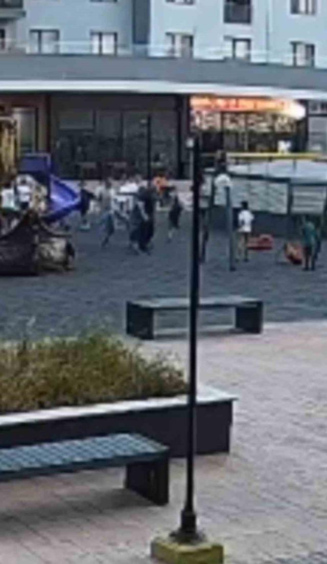 Parkta oynayan çocuklar yere çarptı 5