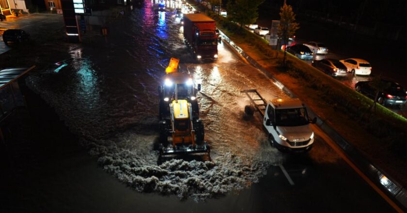 Ankara’da sağanak: Caddeler göle döndü