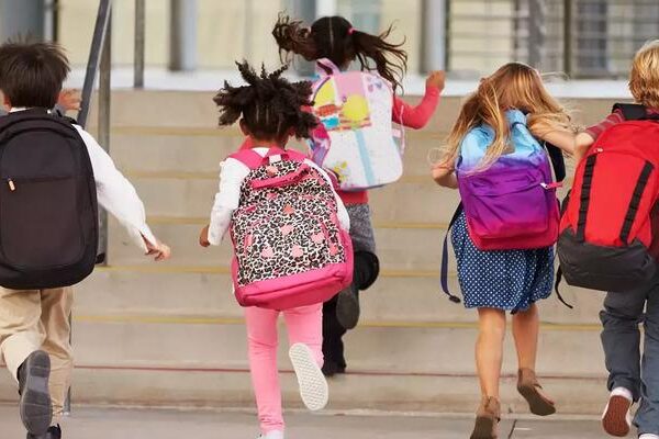 Okul çantası almadan önce bunlara dikkat: Uzmanından velilere kritik uyarılar! Öğrencilerin okul çantası omurgasını tehdit ediyor…