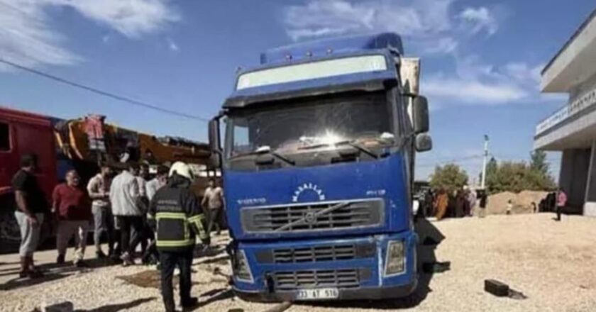 Mardin’de feci kaza: Patlayan lastiği değiştirmek isteyen tır şoförü aracın altında kaldı