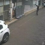 Manisa’da yürekleri ısıtan anlar: Yüksekten düşen kediyi polis yakaladı