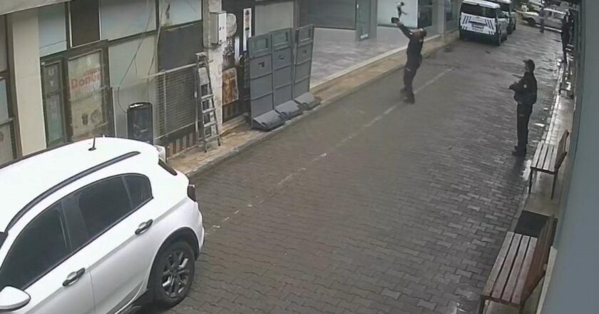 Manisa’da yürekleri ısıtan anlar: Yüksekten düşen kediyi polis yakaladı