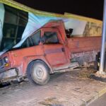 Freni patlayan kamyon önce otomobile ardından inşaat bariyerine çarptı: 2 yaralı