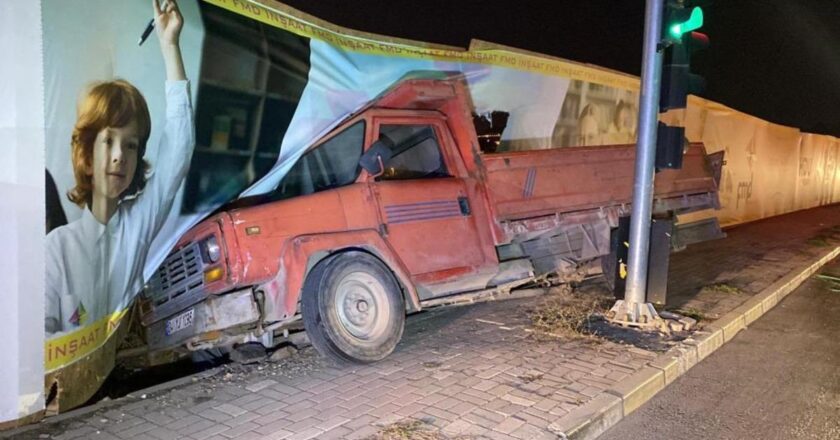 Freni patlayan kamyon önce otomobile ardından inşaat bariyerine çarptı: 2 yaralı