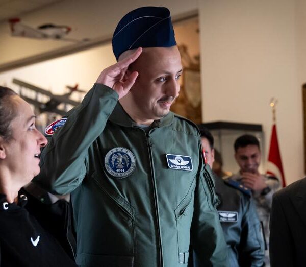 Kanserle mücadele eden engelli gencin pilot olma hayali gerçekleşti