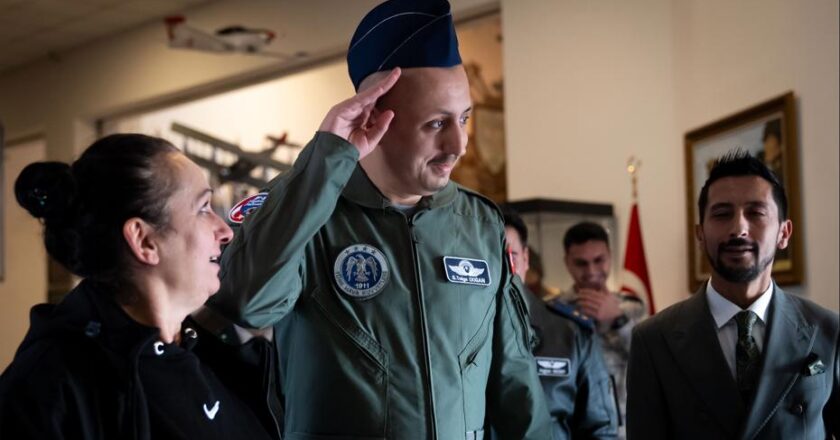 Kanserle mücadele eden engelli gencin pilot olma hayali gerçekleşti