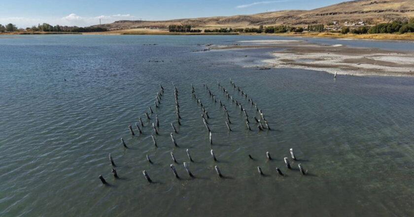 Endişelendiren görüntü… Van Gölü seviyesi düşüyor: Bu sefer de asırlık iskelenin ayakları çıktı! – Son Dakika Türkiye Haberleri