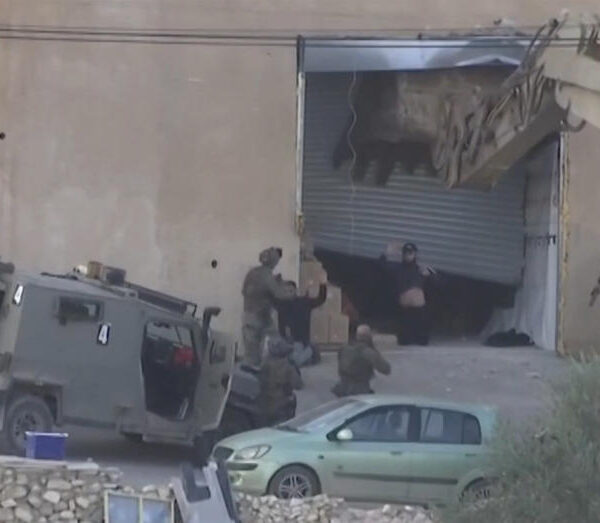 İsrail Askerleri Batı Şeria’da Teslim Olan 2 Filistinli Gençten Birini Vurdu