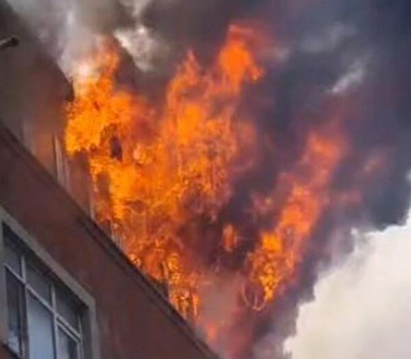 Sultangazi’de yangın paniği: Beşinci kattan düşen şahıs hayatını kaybetti.