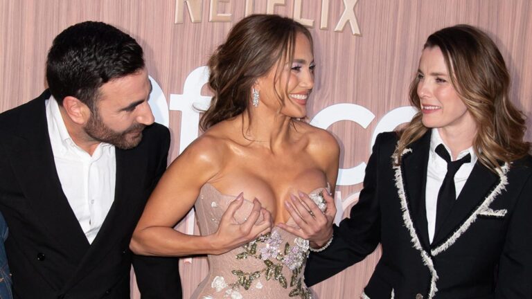 Jennifer Lopez’in göğüsleri galaya damga vurdu