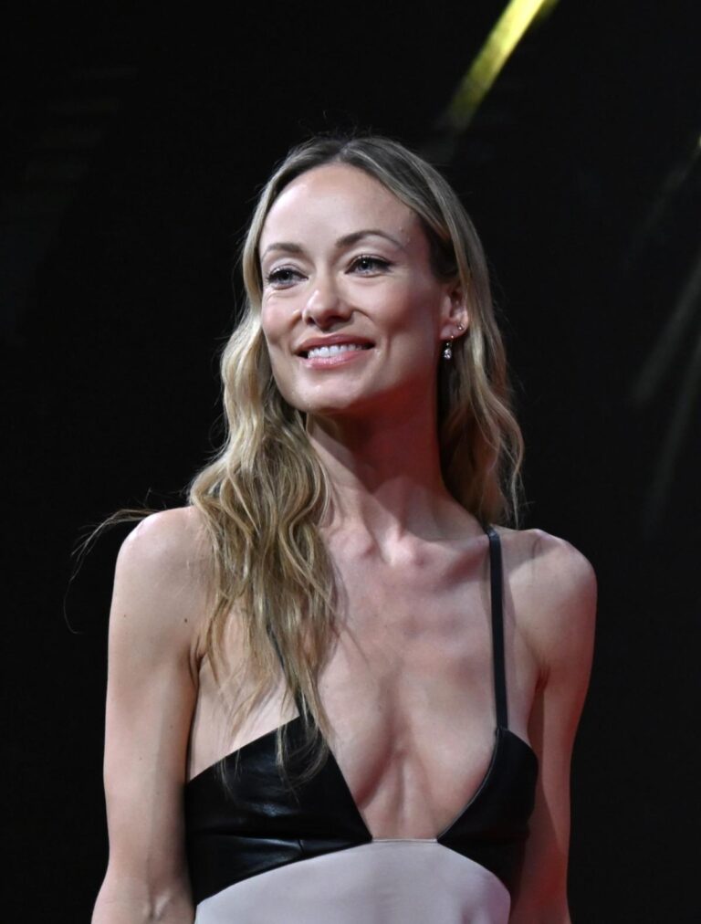 Olivia Wilde derin dekoltesiyle hayranlarını ikiye böldü